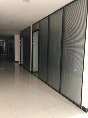 چین دفتر آکوستیک پارتیشن پنل شیشه ای دو جداره با پرده میانی تامین کننده